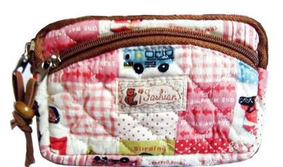 批發(fā)韓國小熊拉鏈?zhǔn)至嗖妓嚮瘖y包 廣州小商品代發(fā)全解析